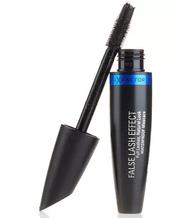 睫毛膏暈染到下眼皮怎么辦？用棉簽蘸取卸妝水擦掉