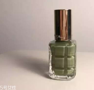 綠色指甲油配什么顏色？裸色和巧克力色是絕配