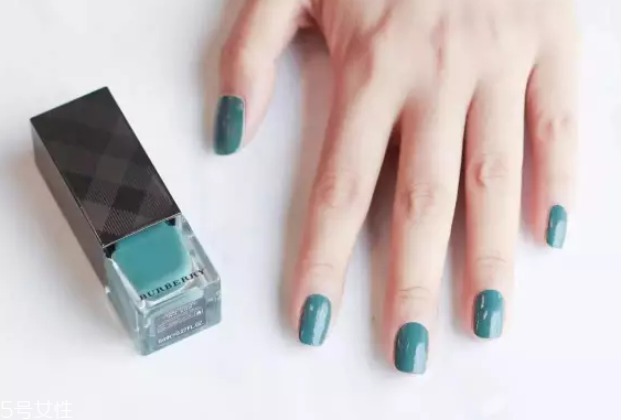 綠色指甲油配什么顏色？裸色和巧克力色是絕配