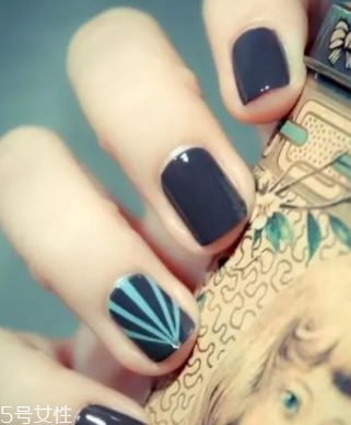 綠色指甲油顯手黑嗎？反光深綠色適合黃皮