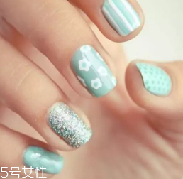 綠色指甲油顯手黑嗎？反光深綠色適合黃皮