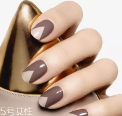 綠色指甲油顯手黑嗎？反光深綠色適合黃皮