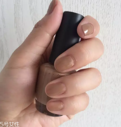 綠色指甲油顯手黑嗎？反光深綠色適合黃皮