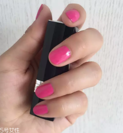 綠色指甲油顯手黑嗎？反光深綠色適合黃皮