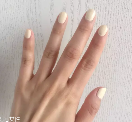 綠色指甲油顯手黑嗎？反光深綠色適合黃皮