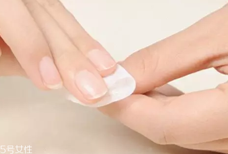 指甲油膠水怎么樣洗掉？在家卸甲油膠的4個(gè)步驟