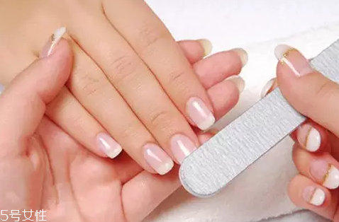 指甲油膠水怎么樣洗掉？在家卸甲油膠的4個(gè)步驟