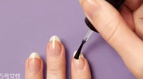 指甲油膠水怎么樣洗掉？在家卸甲油膠的4個(gè)步驟