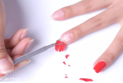 指甲油膠水怎么樣洗掉？在家卸甲油膠的4個(gè)步驟