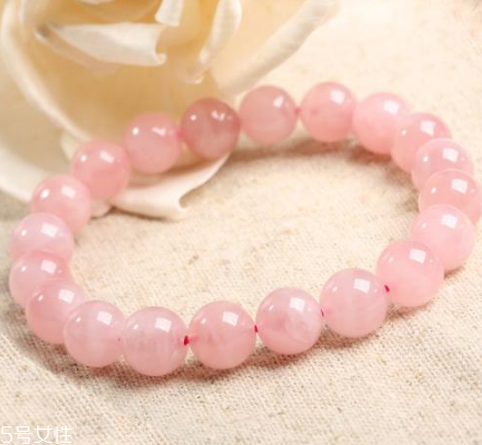 粉水晶手鏈帶哪只手？最好是左手