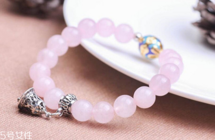 粉水晶手鏈帶哪只手？最好是左手
