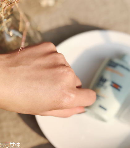 痘皮敏感肌適合什么防曬 isdin怡思丁西班牙防曬霜 痘皮敏感肌適合什么防曬 isdin怡思丁西班牙防曬霜