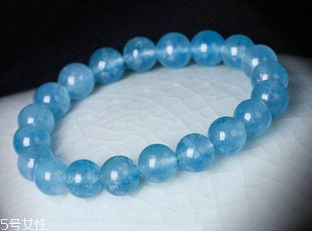 藍(lán)水晶戴哪只手？不同場(chǎng)合有講究