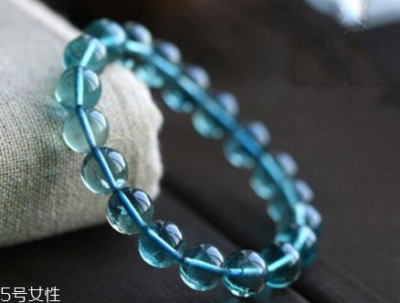 藍(lán)水晶戴哪只手？不同場(chǎng)合有講究