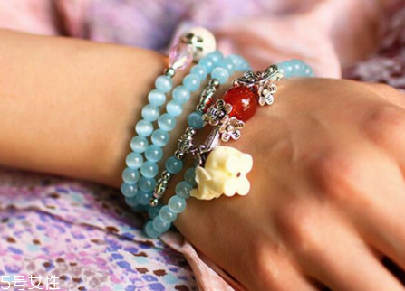 藍水晶手鏈多少錢？普通的百元以內(nèi)