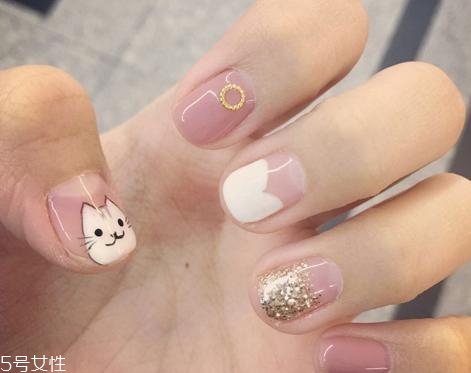 可愛(ài)卡通美甲圖片2022 指甲油正確涂法