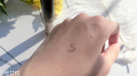 得鮮遮瑕液哪個色號好？1.5號色適合自然膚色