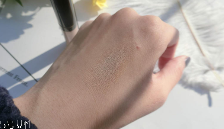 得鮮遮瑕液哪個色號好？1.5號色適合自然膚色