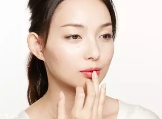 口紅干了嘴脫皮怎么辦？4步打造水潤雙唇