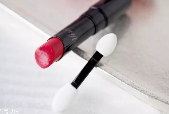 口紅干了嘴脫皮怎么辦？4步打造水潤雙唇
