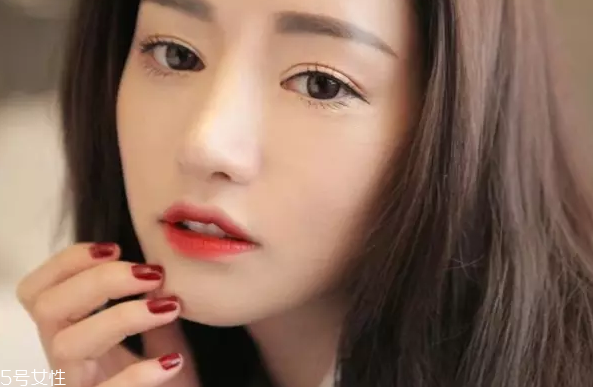 口紅干了嘴脫皮怎么辦？4步打造水潤雙唇