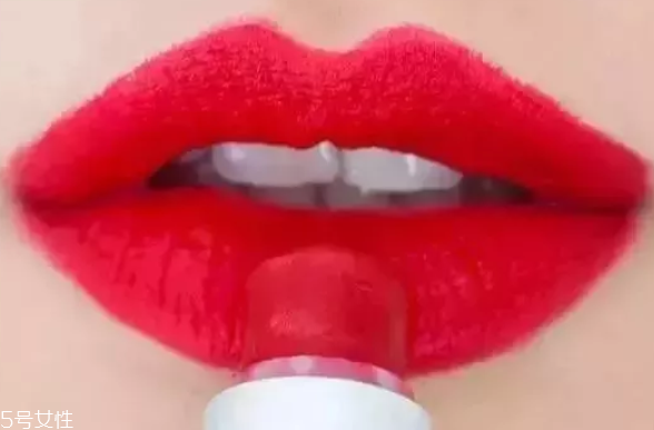 口紅干了嘴脫皮怎么辦？4步打造水潤雙唇