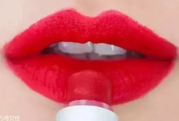 口紅干了嘴脫皮怎么辦？4步打造水潤雙唇
