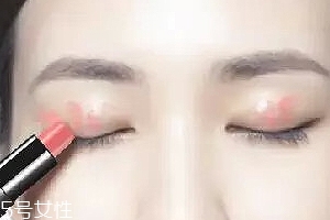 怎么用口紅畫眼影？?jī)刹疆嫼醚蹔y