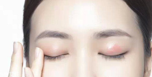 怎么用口紅畫眼影？?jī)刹疆嫼醚蹔y