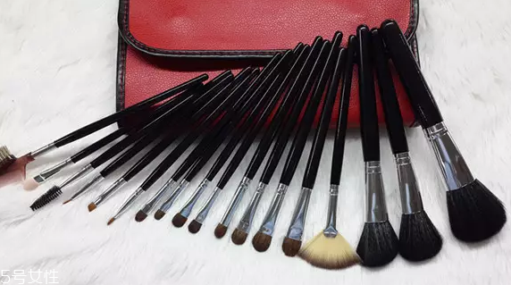 怎么用口紅畫眼影？?jī)刹疆嫼醚蹔y