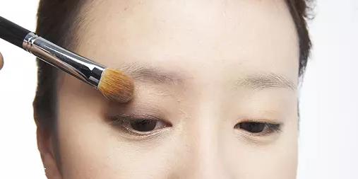 怎么用口紅畫眼影？?jī)刹疆嫼醚蹔y