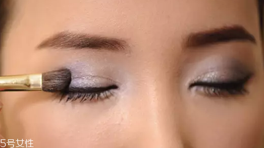 怎么用口紅畫眼影？?jī)刹疆嫼醚蹔y