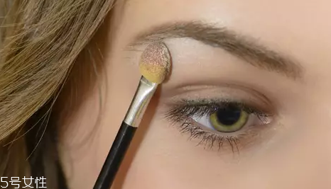 怎么用口紅畫眼影？?jī)刹疆嫼醚蹔y