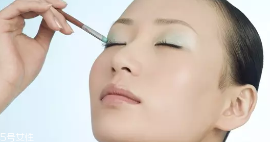 怎么用口紅畫眼影？?jī)刹疆嫼醚蹔y