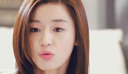 怎么用口紅畫眼影？?jī)刹疆嫼醚蹔y