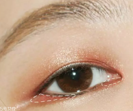 怎么用口紅畫眼影？?jī)刹疆嫼醚蹔y