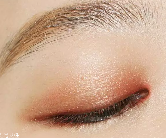 怎么用口紅畫眼影？?jī)刹疆嫼醚蹔y