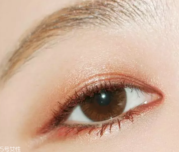 怎么用口紅畫眼影？?jī)刹疆嫼醚蹔y