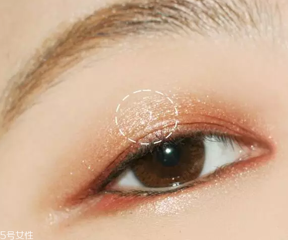 怎么用口紅畫眼影？?jī)刹疆嫼醚蹔y