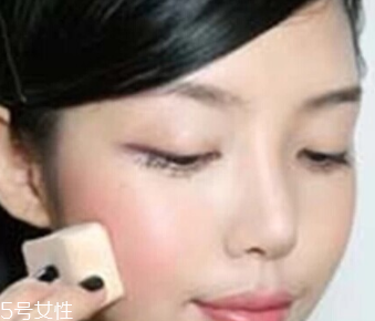 用口紅怎么畫腮紅？4個步驟讓腮紅更自然