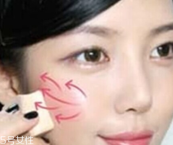 用口紅怎么畫腮紅？4個步驟讓腮紅更自然