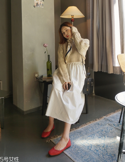 米色毛衣怎么搭配？打造氣質(zhì)女神范兒