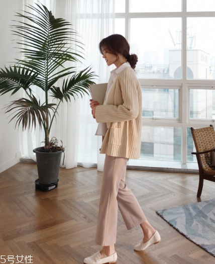 米色毛衣怎么搭配？打造氣質(zhì)女神范兒