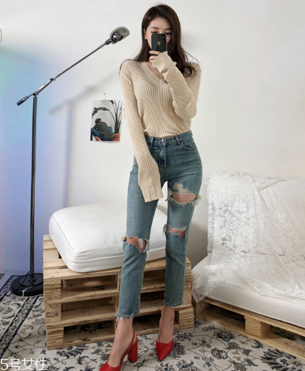 米色毛衣怎么搭配？打造氣質(zhì)女神范兒