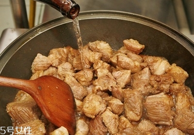 紅燒肉放冷水還是熱水 熱水最后加 紅燒肉放冷水還是熱水 熱水最后加