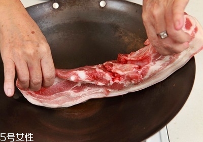 紅燒肉放冷水還是熱水 熱水最后加 紅燒肉放冷水還是熱水 熱水最后加