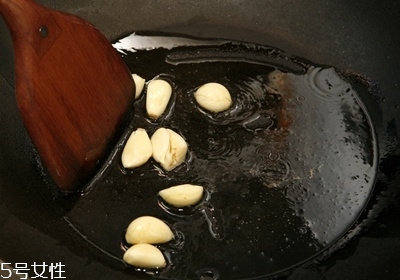 紅燒肉放冷水還是熱水 熱水最后加 紅燒肉放冷水還是熱水 熱水最后加