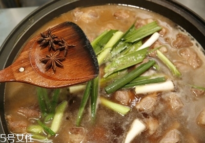 紅燒肉放冷水還是熱水 熱水最后加 紅燒肉放冷水還是熱水 熱水最后加