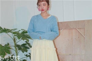 淺藍(lán)色毛衣怎么搭配？簡約配色彰顯氣質(zhì)