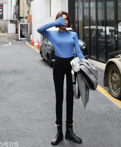 淺藍(lán)色毛衣怎么搭配？簡約配色彰顯氣質(zhì)